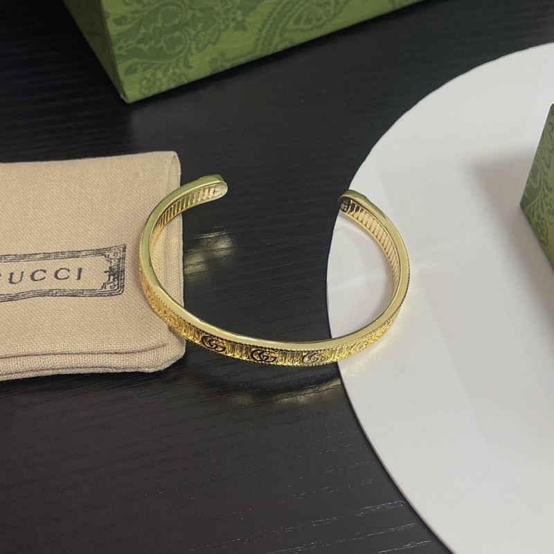G*u*i bracelets